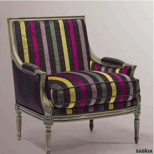 Exquisito sillón estilo louis xvi realizado en madera maciza haya. Acabado laca gris foncé, tejido giordano.