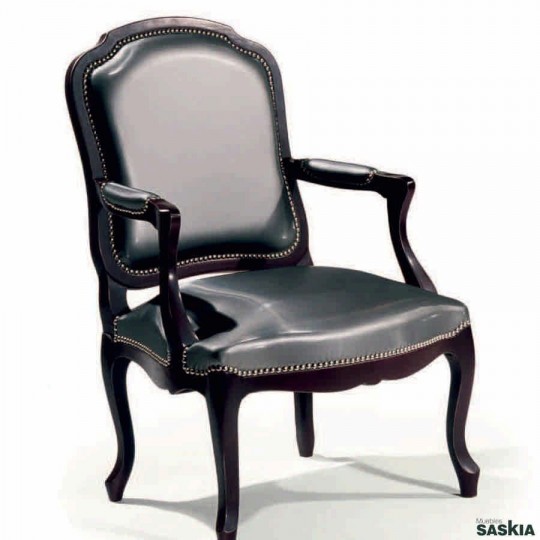 Exquisito sillón realizado en madera maciza haya. Laca ciruela sobre gris metalizado, tela efecto metálico.