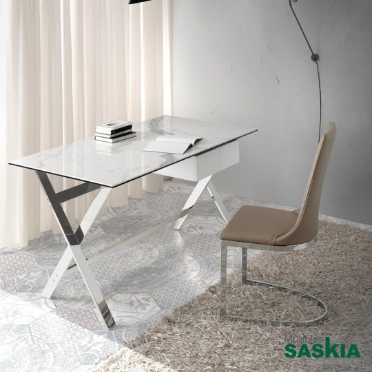 Mesa de oficina con tapa de mármol porcelánico blanco y estructura de acero inoxidable.