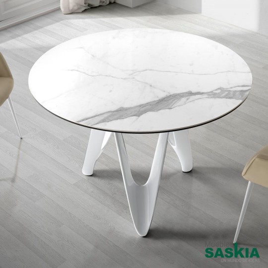 Mesa de comedor con base en fibra de vidrio y tapa de mármol porcelánico blanco. Diámetro de 130 centímetros.