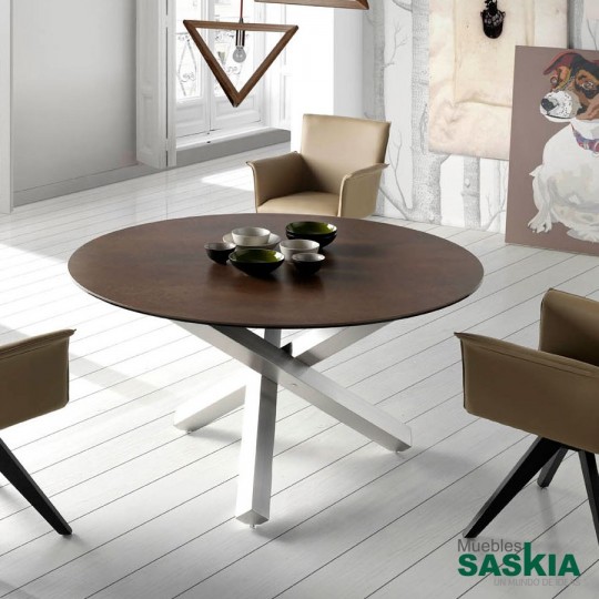 Mesa de comedor con base de acero inoxidable pulido y tapa de porcelanico corten. Diámetro de 130 centímetros.
