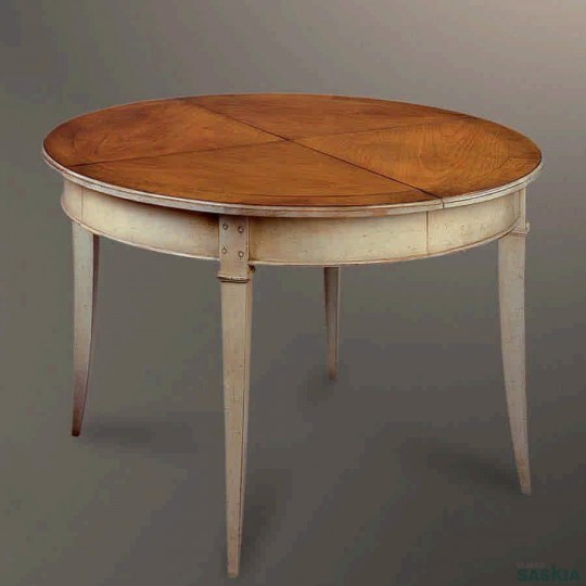 Elegante mesa de comedor con extensión suplementaria, realizada en madera maciza de tilo y cerezo silvestre. Acabado num2, laca blanca desconchada.