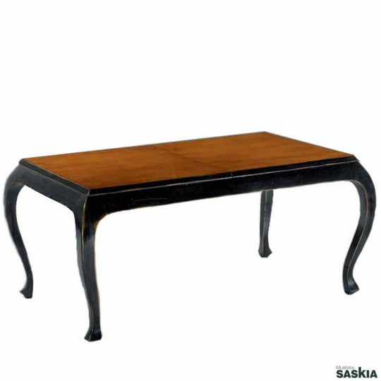 Elegante mesa de comedor realizada en madera maciza de tilo y cerezo silvestre. Acabado num 2, laca negro desconchado.