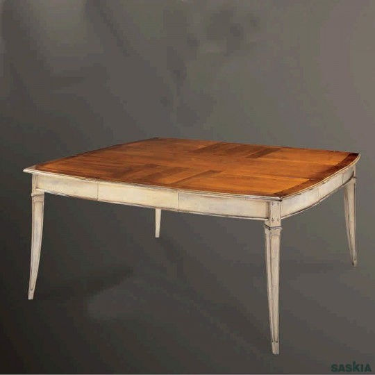 Elegante mesa de comedor con extensión suplementaria realizada en madera maciza de tilo y cerezo silvestre. Acabado num2, laca blanca desconchada.