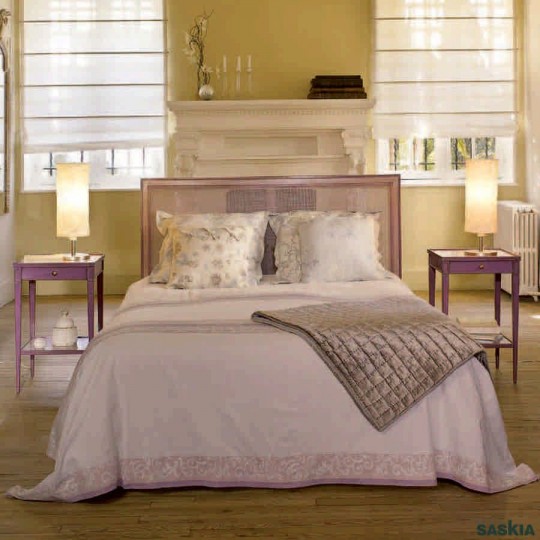 Original cama completa rejilla de 200 realizada en madera maciza de haya. Acabado Laca violeta liberty, violine.