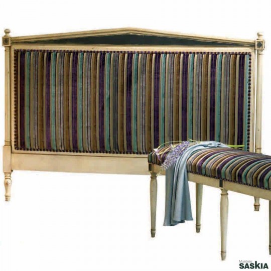 Elegante cama completa tapizada de 200 realizada en madera maciza de haya. Acabado laca crema, antracita.
