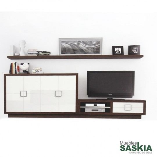 Elegante composición sobre zócalo de mueble de tv, aparador y estantería.