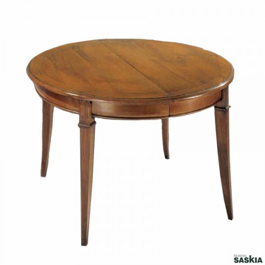Elegante mesa de comedor extensible realizada en madera maciza de tilo y cerezo silvestre.