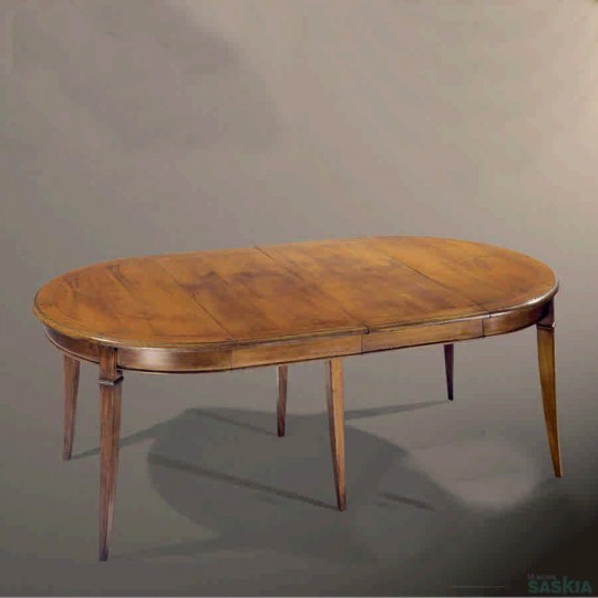 Elegante mesa de comedor extensible realizada en madera maciza de tilo y cerezo silvestre.
