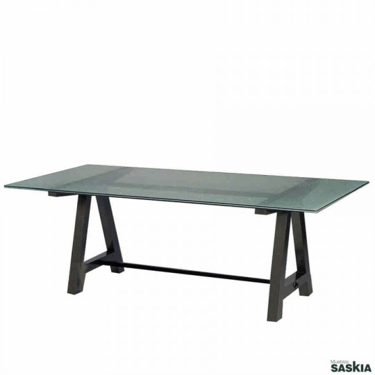 Sólida mesa comedor realizada en madera maciza de tilo. Acabado  gris martele, laca negra.