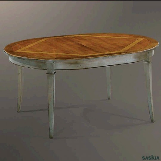 Elegante mesa de comedor extensible realizada en madera maciza de tilo, fresno, y cerezo silvestre. Acabado num 2, laca gris.