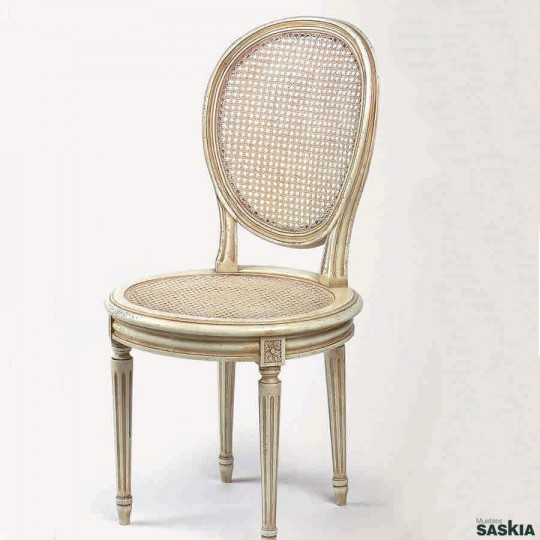 Exquisita silla estilo louis xvi realizado en madera maciza haya. Acabado laca blanca patineé.