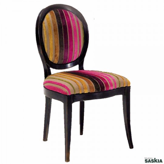 Exquisita silla realizada en madera maciza de haya. Acabado laca negra desconchada, tejido brazilia.