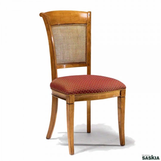 Exquisita silla realizada en madera maciza de cerezo silvestre. Acabado único.