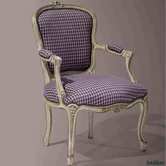 Exquisito sillón estilo louis xvi realizado en madera maciza haya. Laca gris claro desconchado, tejido chicken12.