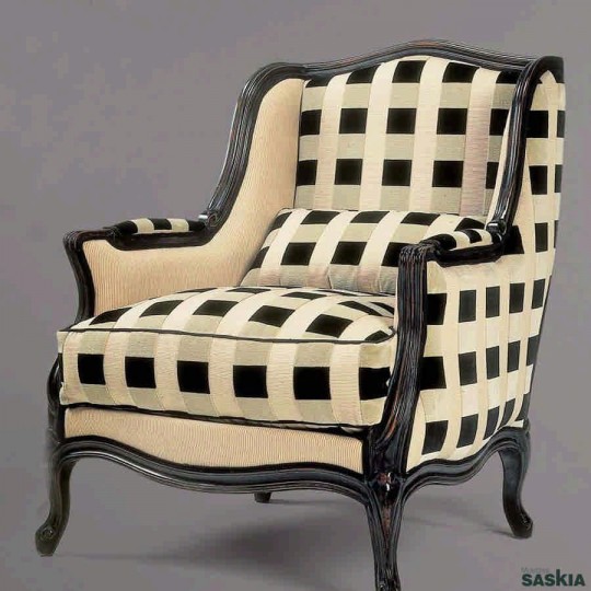 Exquisito sillón realizado en madera maciza haya. Laca negra desconchada, tejido damier.