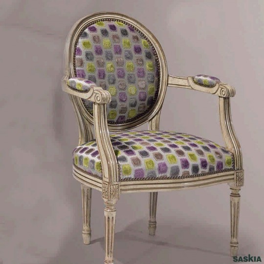 Exquisita silla con brazos estilo louis xvi realizada en madera maciza de haya. Laca gris claro desconchado, tejido orión violet.