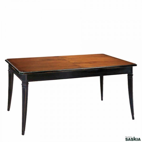 Elegante mesa de comedor extensible realizada en madera maciza de tilo y cerezo silvestre. Acabado num 2, laca negro desconchado.