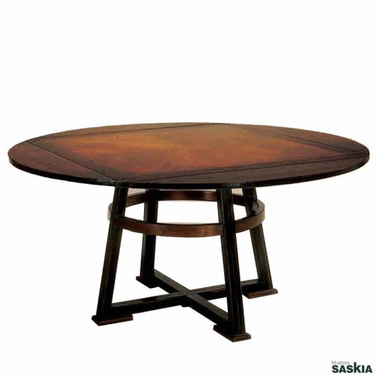 Elegante mesa de comedor extensible realizada en madera maciza de roble y cerezo silvestre. Acabado num2, roble, laca negra.