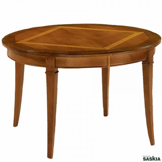 Elegante mesa de comedor extensible realizada en madera maciza de cerezo silvestre.